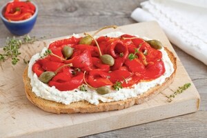 Preparazione Crostoni con formaggio di capra alle erbe, peperoni arrostiti al forno e fiori di capperi  - Fase 3