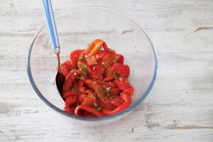 Preparazione Crostoni con formaggio di capra alle erbe, peperoni arrostiti al forno e fiori di capperi  - Fase 2