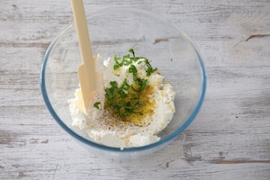 Preparazione Crostoni con formaggio di capra alle erbe, peperoni arrostiti al forno e fiori di capperi  - Fase 2