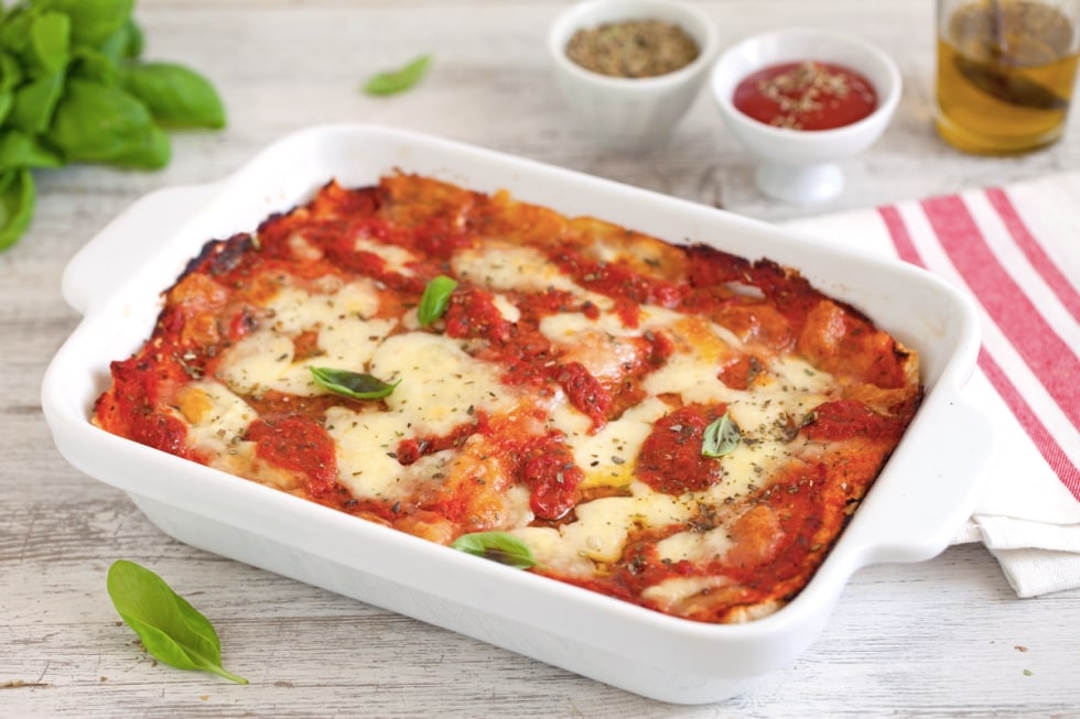 Lasagna di pancarré al pomodoro, mozzarella e basilico ricetta