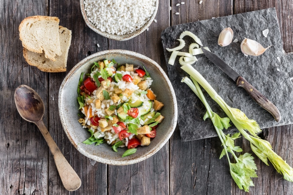 Minestra fredda di pane e riso con verdure ricetta