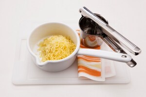 Preparazione Mini Parmentier di patate con ripieno fondente di zucchine e formaggino - Fase 1