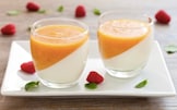 Panna cotta allo yogurt greco e pesche