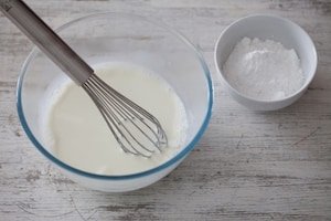 Preparazione Panna cotta allo yogurt greco e pesche - Fase 1