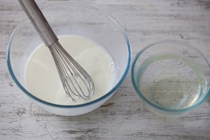 Preparazione Panna cotta allo yogurt greco e pesche - Fase 2