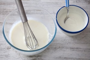 Preparazione Panna cotta allo yogurt greco e pesche - Fase 2