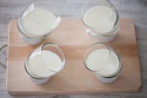 Preparazione Panna cotta allo yogurt greco e pesche - Fase 3