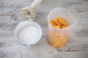 Preparazione Panna cotta allo yogurt greco e pesche - Fase 3