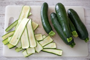 Preparazione Parmigiana bianca di zucchine - Fase 1