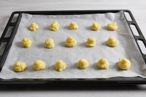 Preparazione Profiterole al limone e cioccolato bianco - Fase 2
