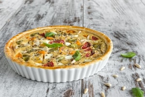 Preparazione Quiche ai funghi con pomodorini e primosale - Fase 3