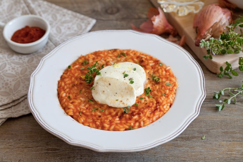 Risotto al pomodoro, mozzarella ed erbette ricetta