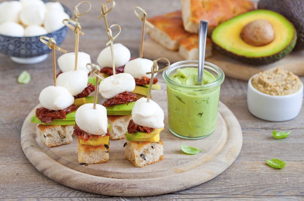 Spiedini di avocado, mozzarella e focaccia alle olive ricetta