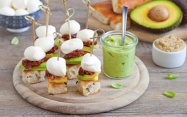 Spiedini di avocado, mozzarella e focaccia alle olive