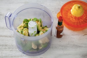 Preparazione Spiedini di avocado, mozzarella e focaccia alle olive - Fase 1