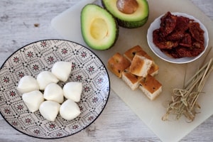 Preparazione Spiedini di avocado, mozzarella e focaccia alle olive - Fase 3