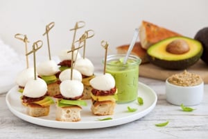 Preparazione Spiedini di avocado, mozzarella e focaccia alle olive - Fase 3
