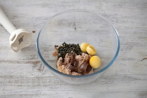 Preparazione Spiedini di avocado, mozzarella e focaccia alle olive - Fase 2