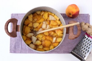 Preparazione Succo di pesca al profumo di zenzero - Fase 2