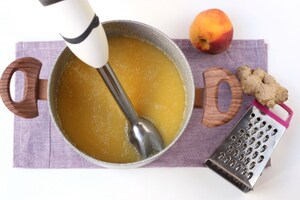 Preparazione Succo di pesca al profumo di zenzero - Fase 2