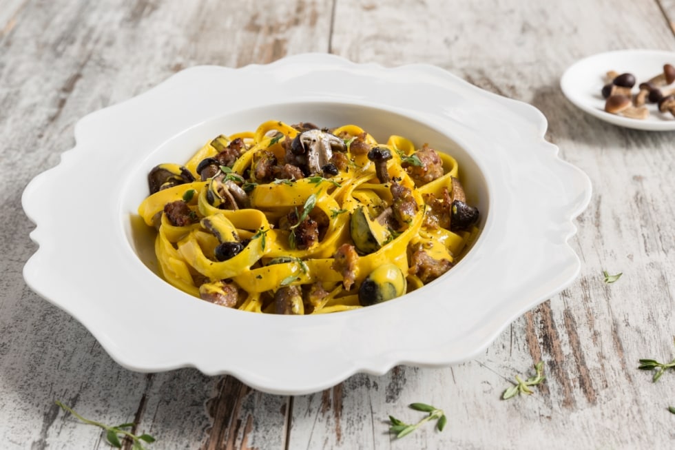 Tagliatelle al sugo di funghi, salsiccia e zafferano ricetta