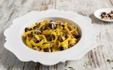 Tagliatelle al sugo di funghi, salsiccia e zafferano