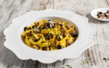 Tagliatelle al sugo di funghi, salsiccia e zafferano