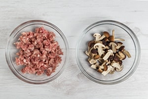 Preparazione Tagliatelle al sugo di funghi, salsiccia e zafferano - Fase 1