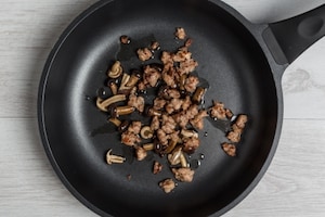 Preparazione Tagliatelle al sugo di funghi, salsiccia e zafferano - Fase 1