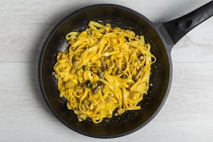 Preparazione Tagliatelle al sugo di funghi, salsiccia e zafferano - Fase 3