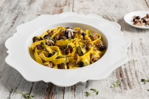 Preparazione Tagliatelle al sugo di funghi, salsiccia e zafferano - Fase 3