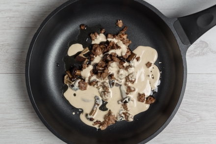 Preparazione Tagliatelle al sugo di funghi, salsiccia e zafferano - Fase 2 Preparazione Tagliatelle al sugo di funghi, salsiccia e zafferano - Fase 2