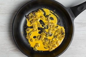 Preparazione Tagliatelle al sugo di funghi, salsiccia e zafferano - Fase 2