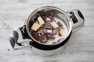 Preparazione Tartufi di amaretti e cioccolato - Fase 1