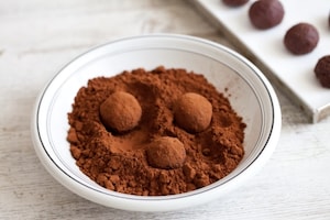 Preparazione Tartufi di amaretti e cioccolato - Fase 3