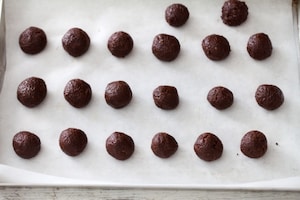 Preparazione Tartufi di amaretti e cioccolato - Fase 2