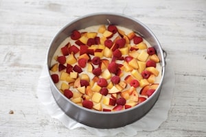 Preparazione Torta alle pesche e lamponi - Fase 3