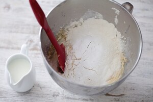 Preparazione Torta alle pesche e lamponi - Fase 2