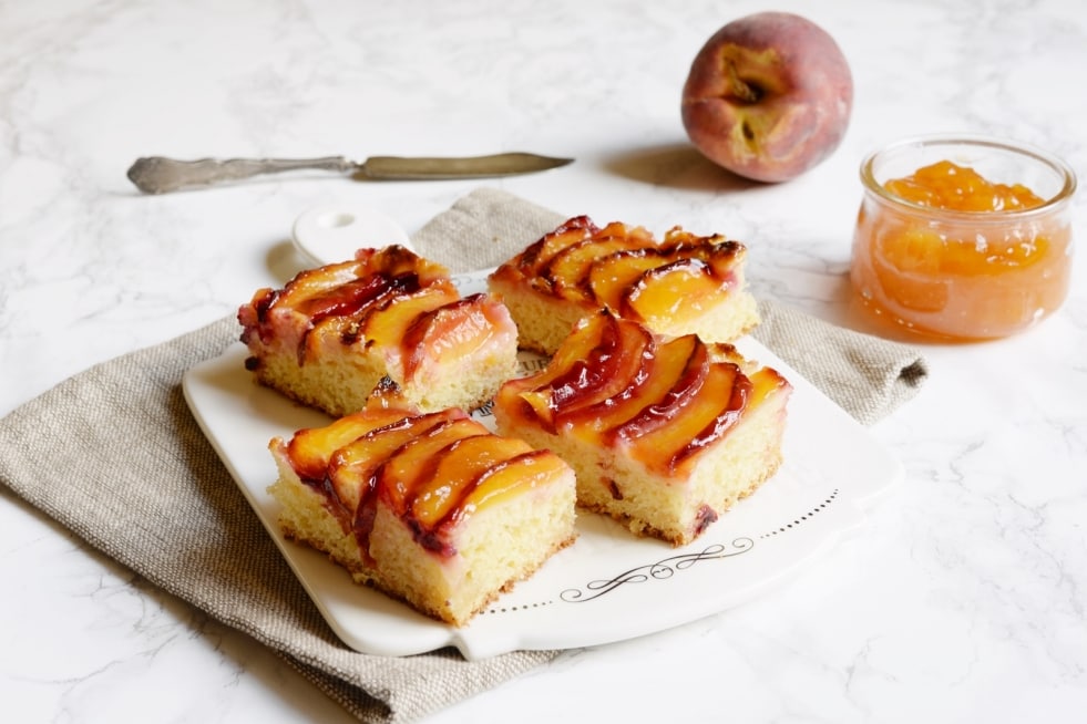 Torta con pesche fresche ricetta