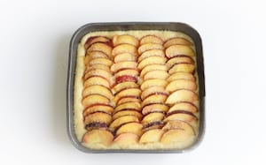 Preparazione Torta con pesche fresche - Fase 3