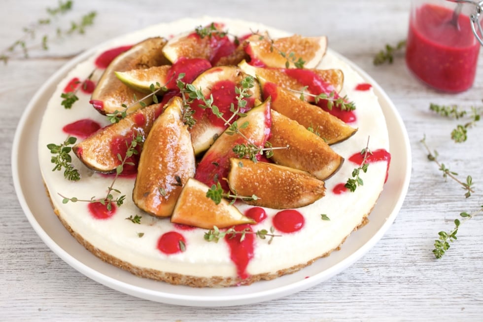 Torta fredda ai fichi con salsa di lamponi ricetta