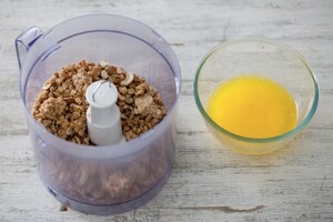 Preparazione Torta fredda ai fichi con salsa di lamponi - Fase 1