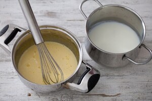Preparazione Torta fredda ai fichi con salsa di lamponi - Fase 2