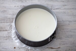 Preparazione Torta fredda ai fichi con salsa di lamponi - Fase 4