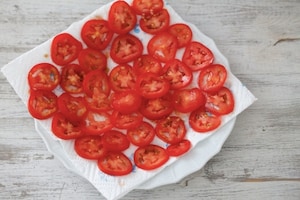 Preparazione Torta salata di pomodori, zucchine e scamorza - Fase 2
