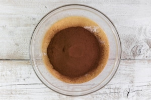 Preparazione Bundt cake al cioccolato e lamponi - Fase 2