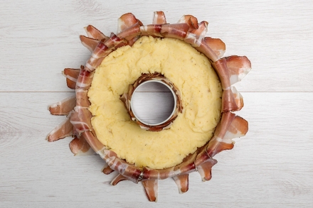 Preparazione Ciambella di speck e patate - Fase 3 Preparazione Ciambella di speck e patate - Fase 3