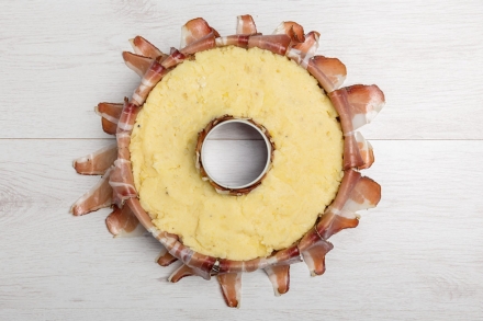 Preparazione Ciambella di speck e patate - Fase 4 Preparazione Ciambella di speck e patate - Fase 4