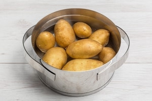 Preparazione Ciambella di speck e patate - Fase 1