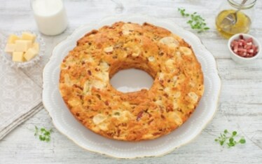 Ciambella salata con formaggio, speck e erba cipollina 